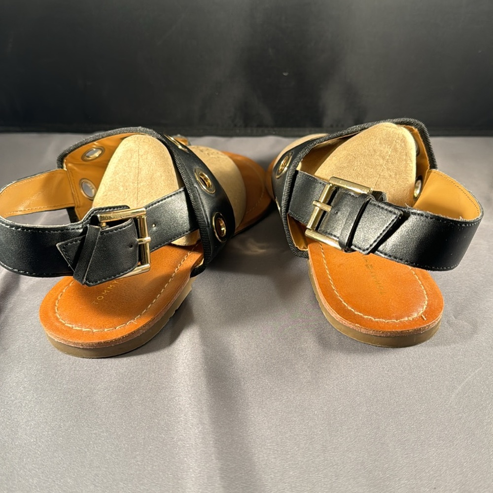 Tommy Hilfiger thong sandals in black with gold circle detail - Picture 3 of 4